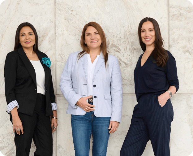 Tres mujeres ejecutivas posan juntas. Símbolo de la equidad y el liderazgo de las mujeres.